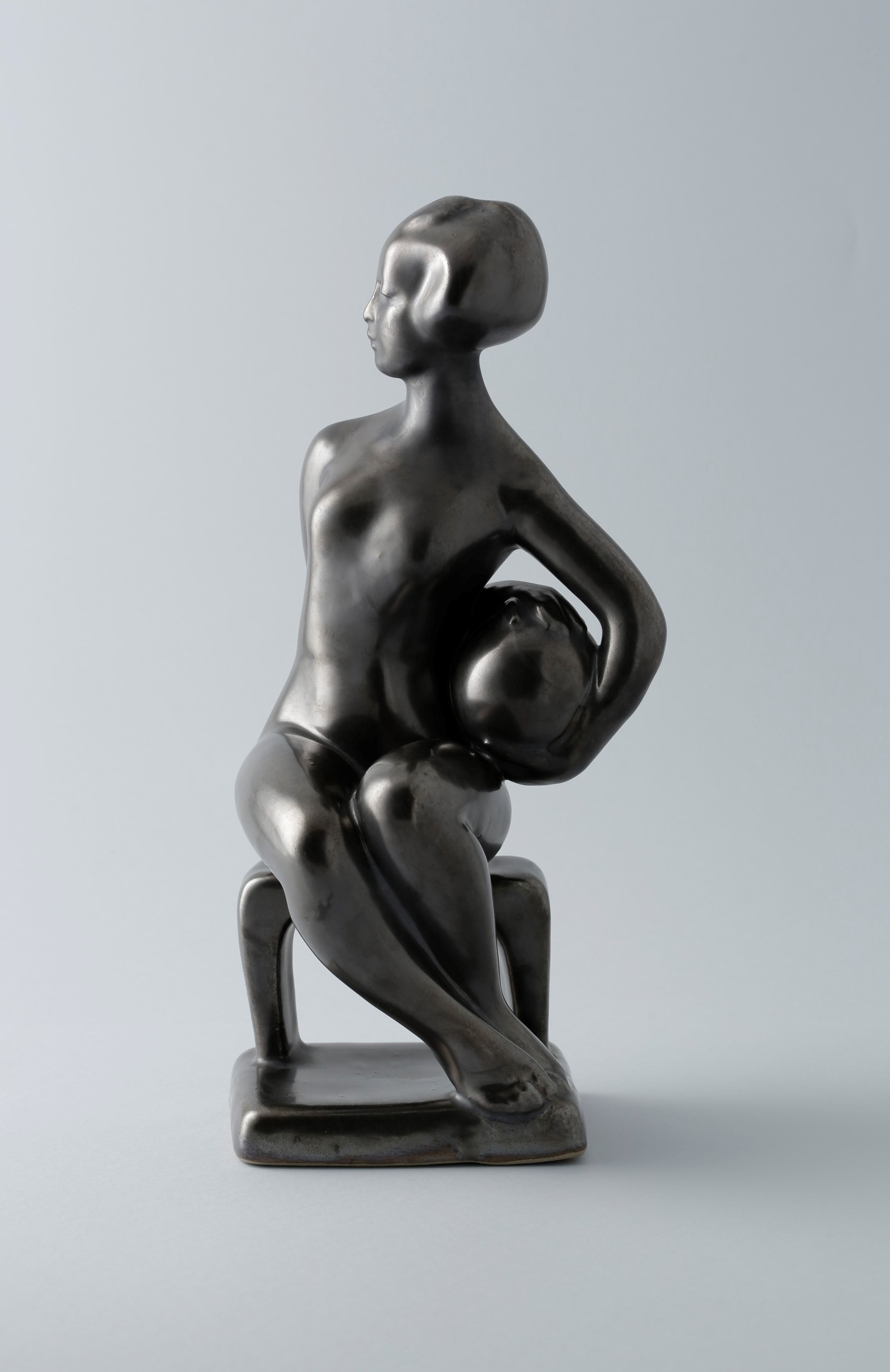 Ярослав Захарчишин, скульптура «Дівчина з м'ячем», 1966 р., кам'яна маса, глазур