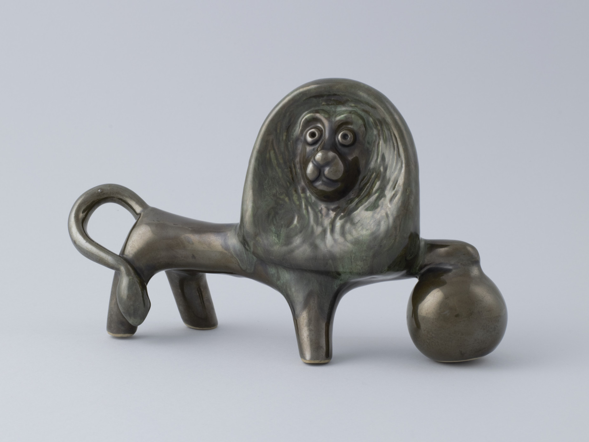 Лев з кулею, поч. 1970-их рр., кам'яна маса, глазур